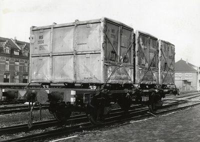 169991 Afbeelding van laadkistenwagen NS 94572 (type HHW) van de N.S. met laadkisten voor het vervoer van kalk te Maastricht.